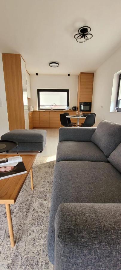 Bast 17: Spacious Mandoria Stay with Parking and Terrace Lodz  Exterior photo