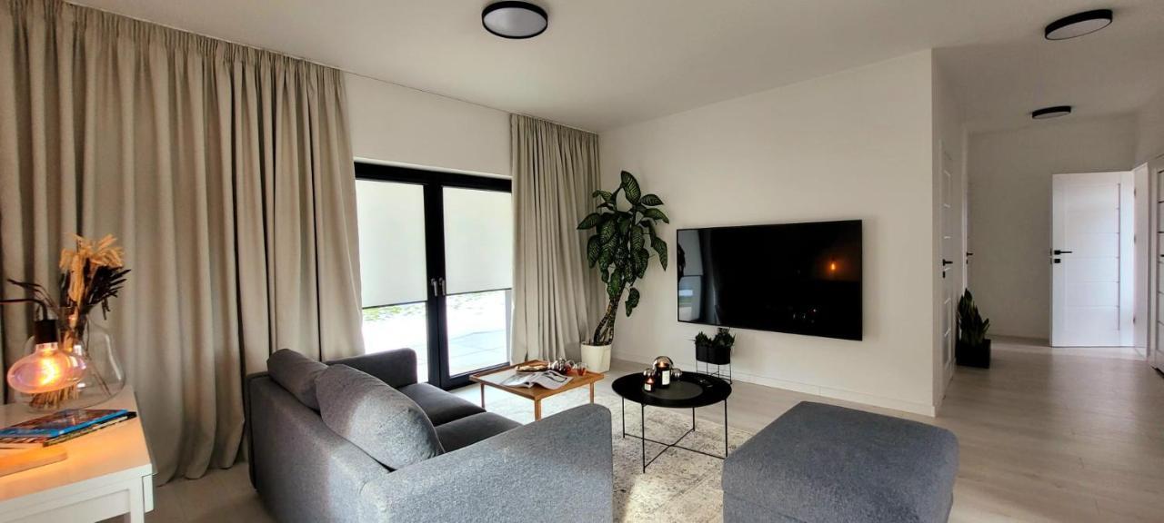 Bast 17: Spacious Mandoria Stay with Parking and Terrace Lodz  Exterior photo